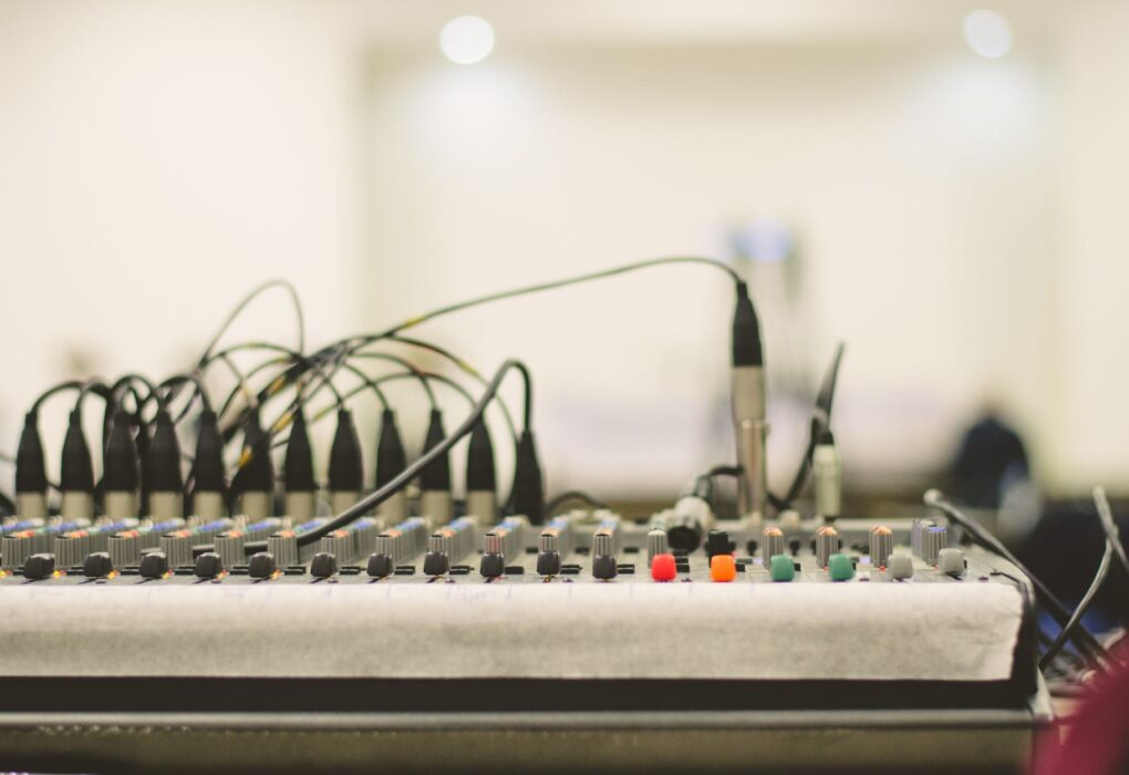 Cómo elegir el alquiler de equipos audiovisuales para tu evento corporativo