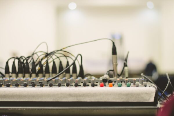 Cómo elegir el alquiler de equipos audiovisuales para tu evento corporativo