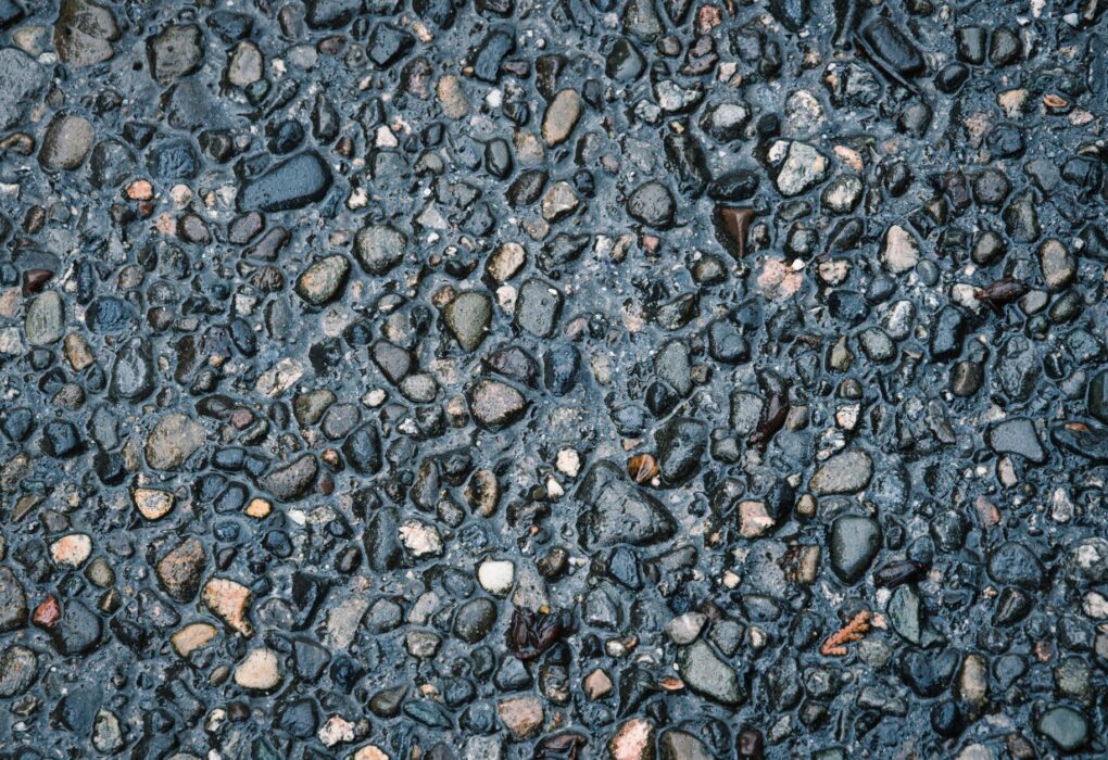 ¿Cómo contribuyen los pavimentos permeables a los sistemas urbanos de drenaje sostenible?