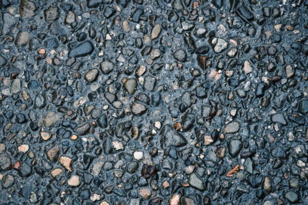 ¿Cómo contribuyen los pavimentos permeables a los sistemas urbanos de drenaje sostenible?