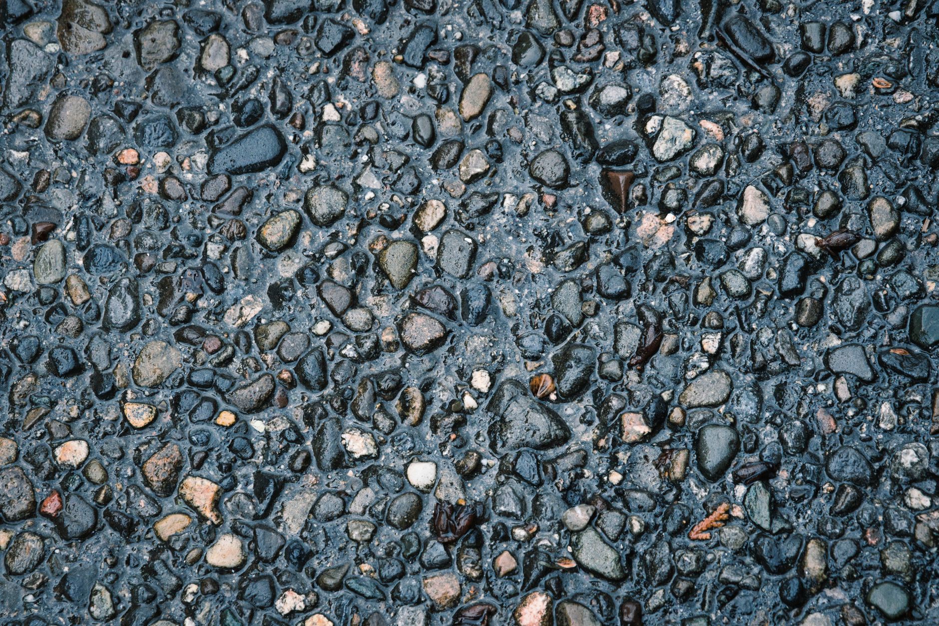 ¿Cómo contribuyen los pavimentos permeables a los sistemas urbanos de drenaje sostenible?