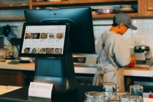 Cómo elegir un sistema de gestión para comercios con TPV para restaurantes