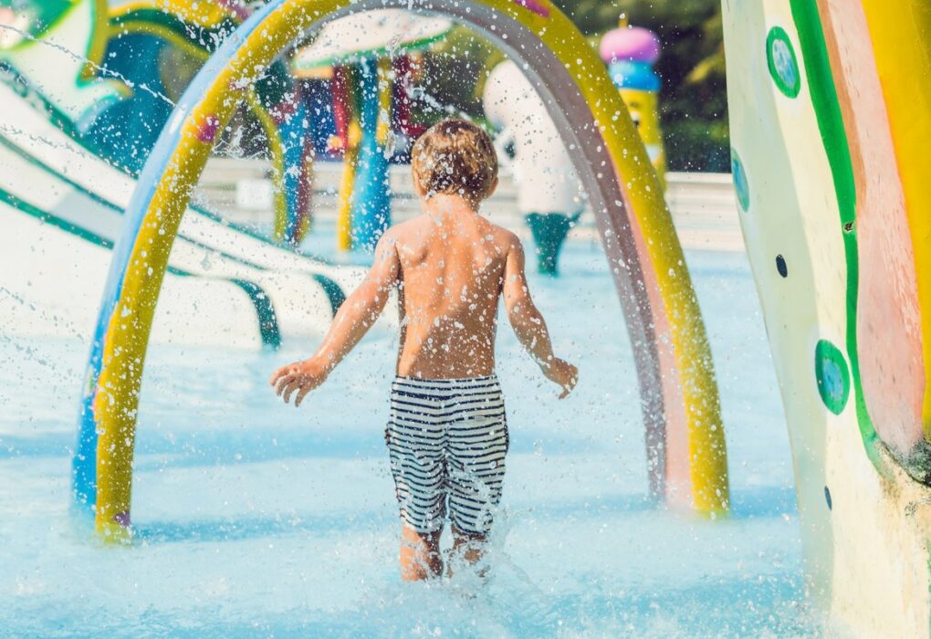 ¿Cómo influye el sistema de recirculación y tratamiento del agua en la seguridad de un parque infantil acuático?