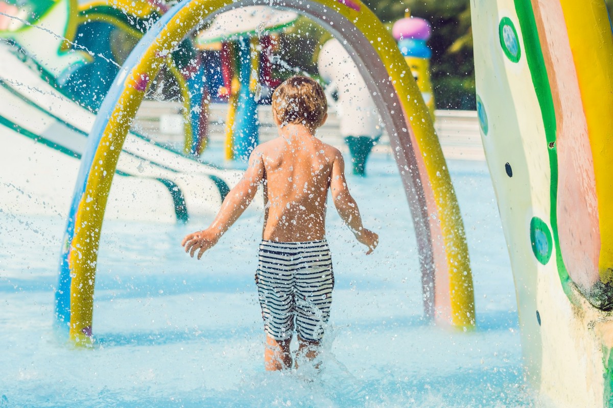 ¿Cómo influye el sistema de recirculación y tratamiento del agua en la seguridad de un parque infantil acuático?
